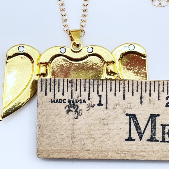 NWT Gold Angel Wings Photo Locket Necklace, 26” + 1 7/8” Ext, Ships in Gift Box - Picture 6 of 9